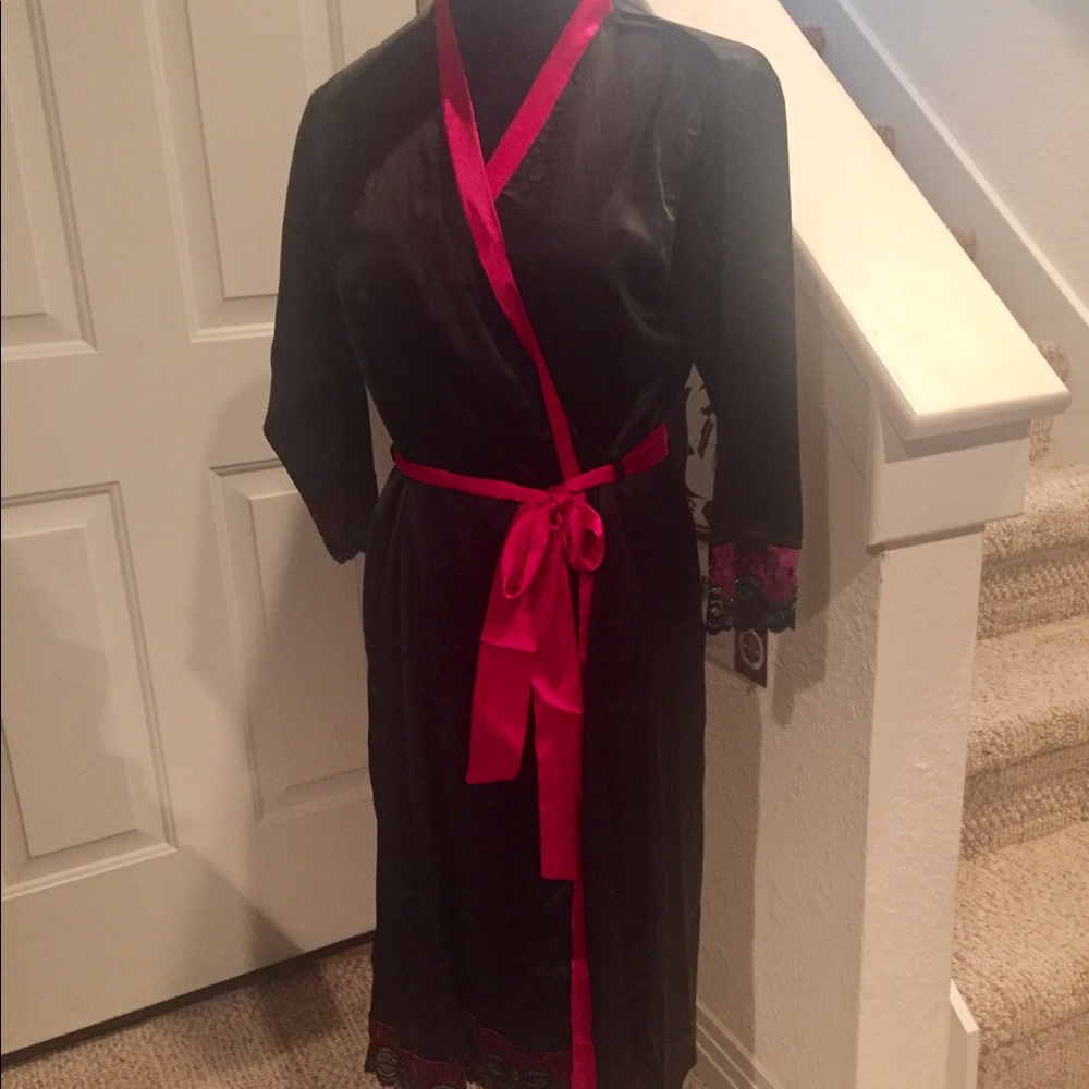 Beautiful robe by Night & Day size large